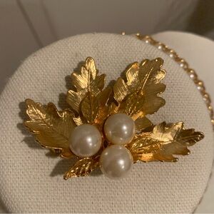 Gold Leaves Textured Gold Tone Faux Pearl Ladies Pin Brooch Costume Jewelry